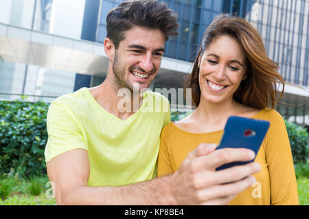 Kaukasische paar Verwendung der Smart Phone Stockfoto
