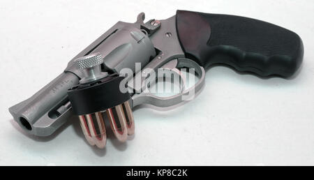 Eine rostfreie Stupsnase 44 spl-Revolver mit einer geladenen Speed loader Neben es auf einem weißen Hintergrund Stockfoto