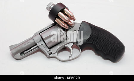 Edelstahl 44 spl Stupsnase Revolver mit einer geladenen Speed loader Festlegung auf es Stockfoto