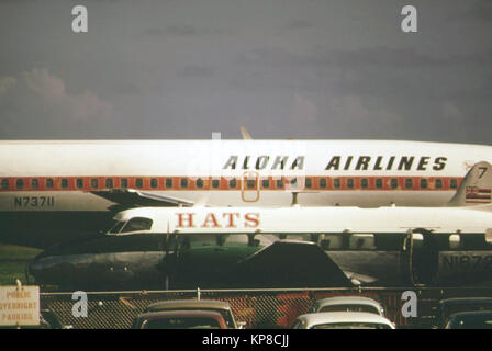 Alt Aloha Airlines Jet Flugzeug in ein Hawaii Flughafen in den frühen 1970er Jahren Stockfoto