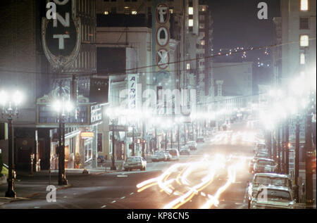 Blick nach unten Südwest Broadway in Portland, während die Energie-Krise zeigt Limited-Beleuchtung auf eine Misty Abend 12/1973 Stockfoto