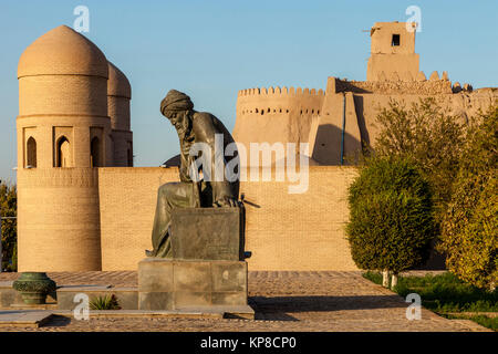 Die Bronzestatue von Muhammad Ibn Musa al-Khwarizmi, ein Mathematiker gutgeschrieben für die Entdeckung von Algebra, Chiwa, Usbekistan Stockfoto