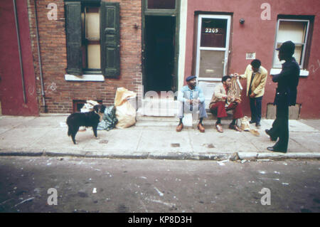 North Philadelphia Arbeitslosen Schwarzen. Mann auf der rechten Seite steht Gerald "Hitzewelle" Jones, einem Arbeiter, der für "das Netz", ein Resource Center, die von der städtischen Koalition, August 1973 gefördert Stockfoto