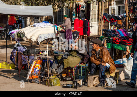 Ein Schuh Werkstatt Arbeiten im Markt, Chiwa, Usbekistan Stockfoto