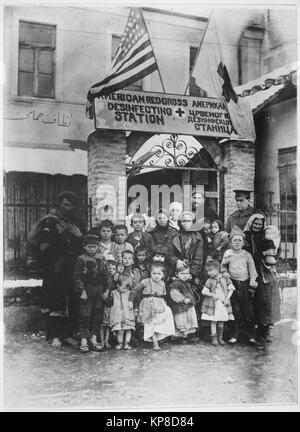 Die Flüchtlinge in Serbien eingabe Uskut zeigt die entmutigte Männer, Frauen und Kinder, wie sie in gestreamt werden. Amerikanischen Roten Kreuz., Ca. 1917-ca. 1919 Stockfoto