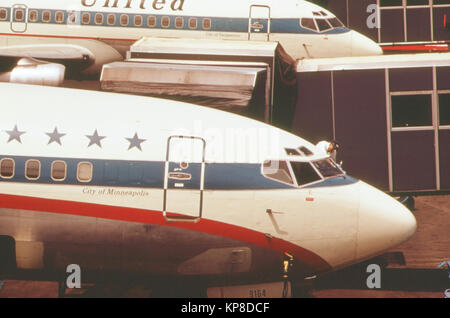 Zwei United Airlines Jets an den Toren von Portland International Airport im Mai 1973 geparkt. Stockfoto