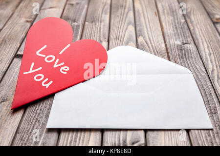Brief Liebe auf einer hölzernen Hintergrund Stockfoto