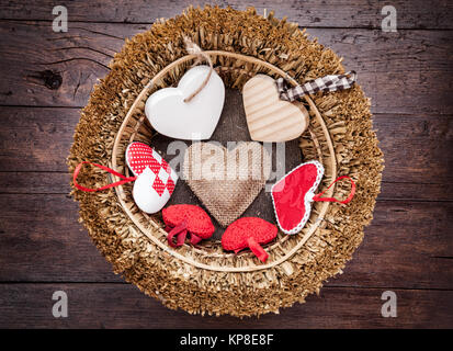 Viele Herzen in einem Holz- Warenkorb Stockfoto