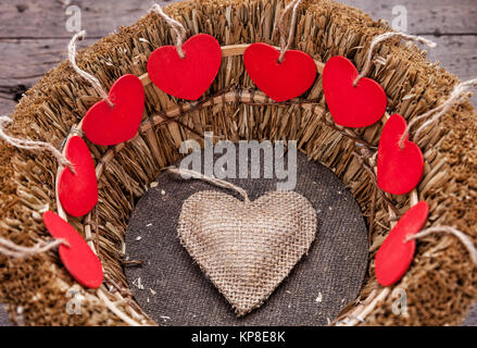 Viele Herzen in einem Holz- Warenkorb Stockfoto