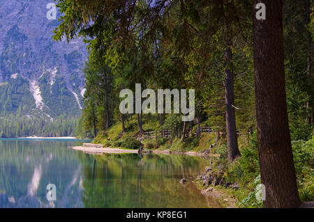 Pragser Wildsee in Den Dolomiten - See Prags in italienischen Alpen Stockfoto