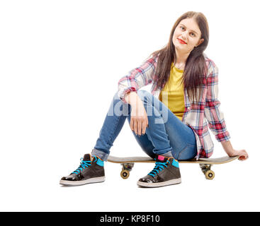 Schöne junge Frau mit einem Skateboard posiert, Sitz auf Skate Stockfoto