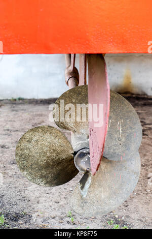 Die Schraube der ein Fischerboot im Hafen Workshop ausgestellt. Die Reparatur von beschädigten Fischerboote in der Werkstatt auf dem Port Wharf. Herbst Stockfoto