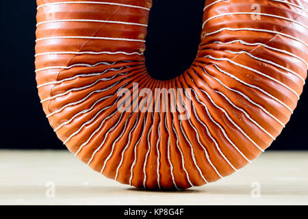 Technische Schläuche auf einer hölzernen Tisch. Kabel für den Einsatz in Fabriken und Werkstätten auf einen hölzernen Tisch. Schwarzen Hintergrund. Stockfoto