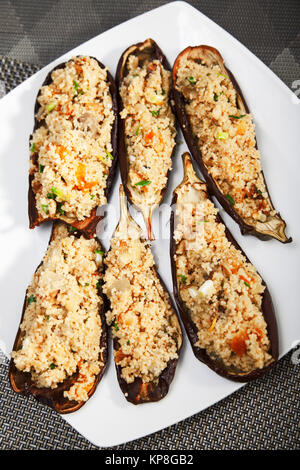 Auberginen gefüllt mit Couscous, Auberginen gefüllt mit Couscous, Aubergine mit Couscous gefüllte Auberginen mit Couscous gefüllte Auberginen mit Couscous gefüllte Auberginen mit Couscous gefüllte Auberginen mit Couscous gefüllte Auberginen gefüllt mit Couscous Stockfoto