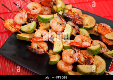 Garnelen Spieße mit Gemüse, Garnelen Spieße mit Gemüse, Garnelen Spieße mit Gemüse, Garnelen Spieße mit Gemüse Stockfoto