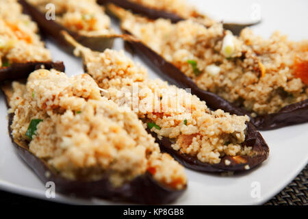 Auberginen gefüllt mit Couscous, Auberginen gefüllt mit Couscous, Aubergine mit Couscous gefüllte Auberginen mit Couscous gefüllte Auberginen mit Couscous gefüllte Auberginen mit Couscous gefüllte Auberginen mit Couscous gefüllte Auberginen gefüllt mit Couscous Stockfoto