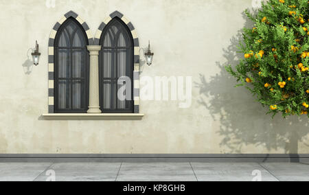 Alte Fassade mit gotischen Fenster mit Fensterkreuz Stockfoto