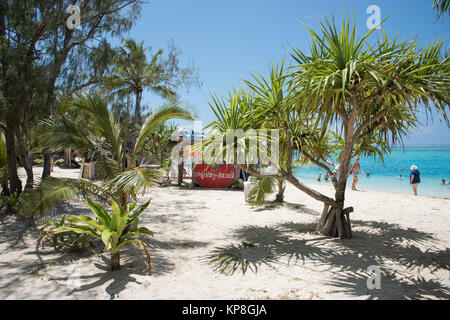 Mystery Island, Vanuatu, Pacific Islands-December 2,2016: Touristen auf abgelegenen Strand mit tropischen Flora auf Mystery Island, Vanuatu Stockfoto