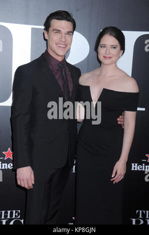 NEW YORK, NY - 23. NOVEMBER: Finn Wittrock, Sarah Roberts besucht die "Die Große ' New York Premiere im Ziegfeld Theatre am 23. November 2015 in New York City. Personen: Finn Wittrock, Sarah Roberts Stockfoto