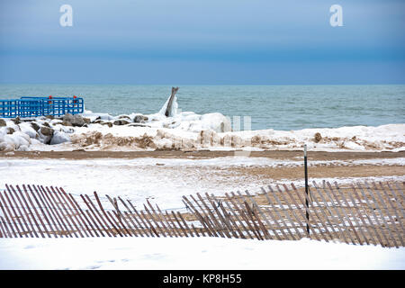 Lake Michigan Strand mit Schnee und Eis auf Sand und Felsen Stockfoto