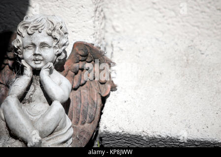 Cherub statue gegen eine Wand. Stockfoto