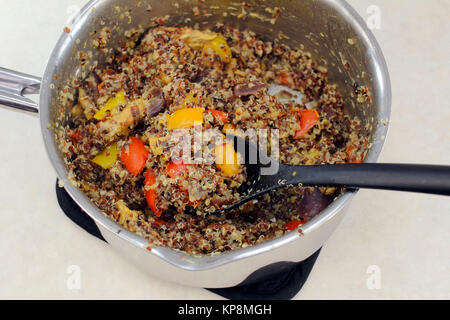 Gekocht Quinoa Gemüse und Huhn Stockfoto