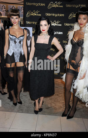 NEW YORK, NY - 02 Dezember: Dita Von Teese stellt mit den Modellen bei ihrem Besuch in 59th Bloomingdale's Street Store Kopien ihres neuen Buches "Ihre Schönheit Markierung" am Dezember 2, 2015 in New York City zu unterzeichnen. Personen: Dita Von Teese Stockfoto