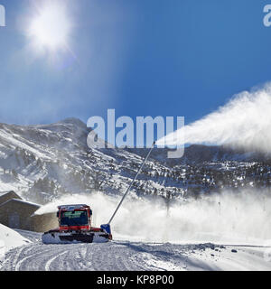 Red Pistenfahrzeug im Berg Stockfoto