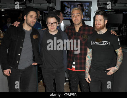 NEW YORK, NY - 21. Januar: Fall Out Boy Mitglieder Pete Wentz, Patrick Stump, Andy Hurley und Joe Trohman nehmen an der schließenden Glocke an der New York Stock Exchange am 21. Januar 2015 in New York City. Personen: Fall Out Boy Stockfoto