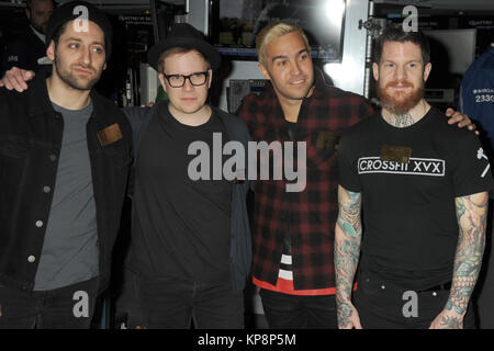 NEW YORK, NY - 21. Januar: Fall Out Boy Mitglieder Pete Wentz, Patrick Stump, Andy Hurley und Joe Trohman nehmen an der schließenden Glocke an der New York Stock Exchange am 21. Januar 2015 in New York City. Personen: Fall Out Boy Stockfoto