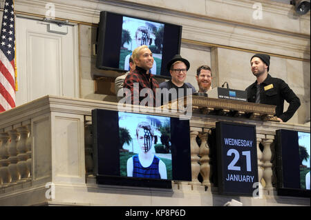 NEW YORK, NY - 21. Januar: Fall Out Boy Mitglieder Pete Wentz, Patrick Stump, Andy Hurley und Joe Trohman nehmen an der schließenden Glocke an der New York Stock Exchange am 21. Januar 2015 in New York City. Personen: Fall Out Boy Stockfoto