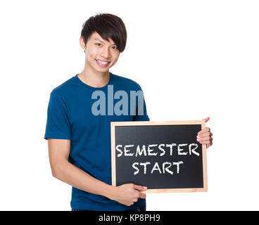 Asiatischer Mann mit der Tafel angezeigt Phrase von Semester starten Stockfoto