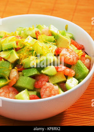 Garnelen Salat mit Avocado und Gurke, Garnelen, Salat mit Avocado und Gurke, Garnelen, Salat mit Avocado und Gurke, Garnelen, Salat mit Avocado und Gurke, Garnelen, Salat mit Avocado und Gurke, Garnelen, Salat mit Avocado und Gurke, Garnelen s Stockfoto