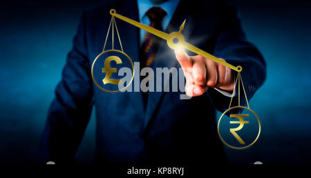 Indischer Rupie ist das Pfund Sterling Outbalancing Stockfoto