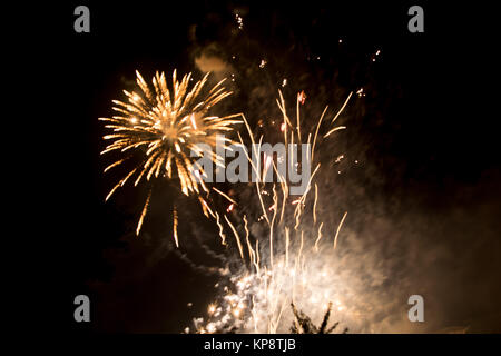 Feuerwerk in der Nacht am Himmel Stockfoto