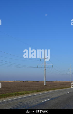 Förderung von Strom Kabel entlang der Straße Stockfoto