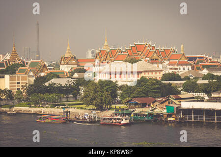 Holz- Slums auf Pfählen am Ufer des Chao Praya Fluss in Bangkok, Thailand Stockfoto