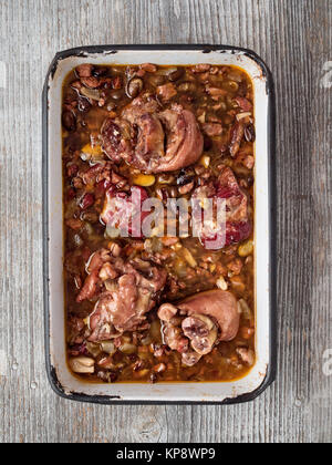 Rustikale brasilianische Feijoada Schweinefleisch mit schwarzen Bohnen Eintopf Stockfoto