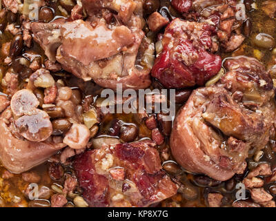 Rustikale brasilianische Feijoada Schweinefleisch mit schwarzen Bohnen Eintopf essen Hintergrund Stockfoto