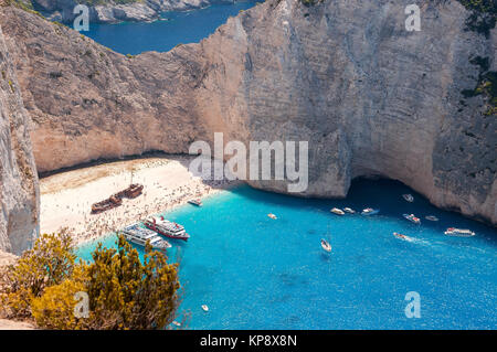 Überfüllten Navagio Beach auf Zakynthos gesehen von der Klippe Stockfoto