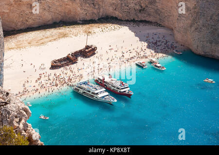 Überfüllten Navagio Beach auf Zakynthos gesehen von der Klippe Stockfoto