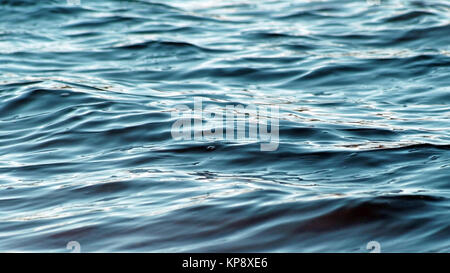 Schöne beruhigende türkisfarbene Wasser mit kleinen Wellen auf der Oberfläche Stockfoto