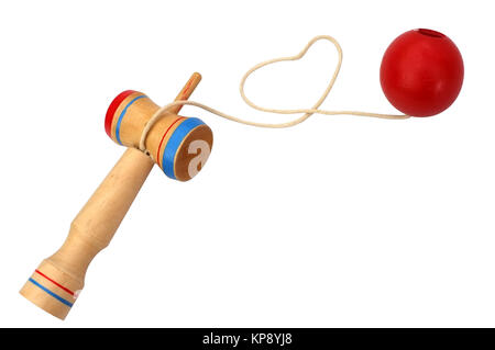 Kendama, einem traditionellen japanischen Spielzeug bestehend aus einem Schwert und einer Kugel durch einen String in Herzform gerollt, auf weißem Hintergrund verbunden Stockfoto