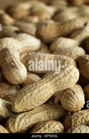 Erdnüsse in einer Tabelle Stockfoto