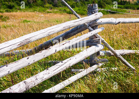 Trockenes holz Zaun Ecke Anmelden lange Gras Stockfoto