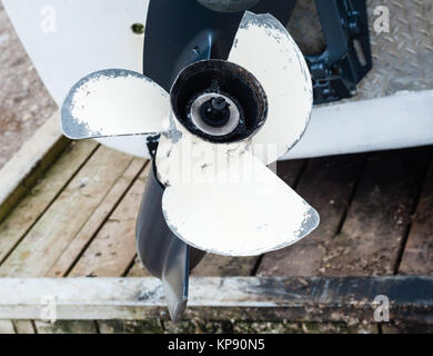 Aussenbordmotor Propeller mit abgebrochenen Blade Kanten Stockfoto