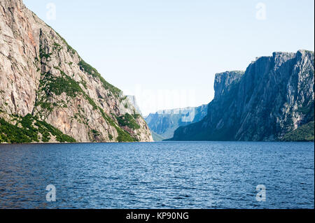 Inland Fjord zwischen schroffen Steilküsten Stockfoto