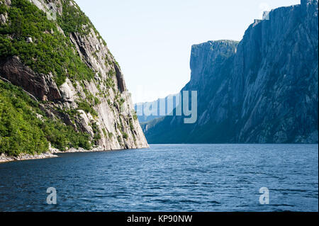 Inland Fjord zwischen großen steilen Klippen Stockfoto