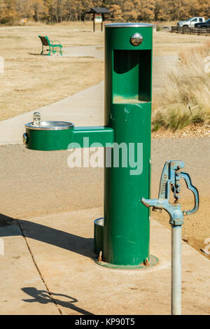 Ein woodford Wasserpumpe und gefiltertes Trinkwasser Brunnen in einem öffentlichen Park mit Wander-und Radwege. Oklahoma City, Oklahoma, USA. Stockfoto