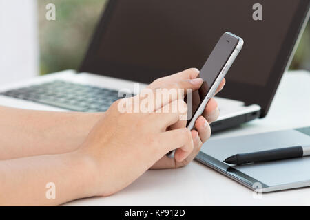 Hand-Touch auf schwarz Telefon am Schreibtisch Stockfoto